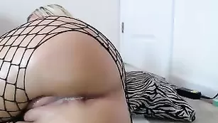 Цыпочка в чулках Lilseximommy трахает вагину и кончает