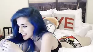 Озорная малышка Kati3kat нежно дрочит киску