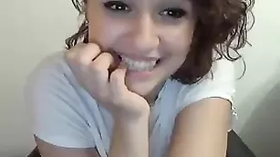 Роскошная брюнетка Fuckable_pi ласкает половые губки