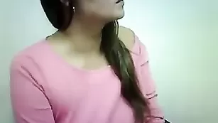 Грудастая брюнетка Sheri471 позирует перед камерой