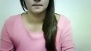 Грудастая брюнетка Sheri471 позирует перед камерой