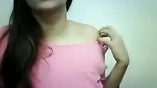 Грудастая брюнетка Sheri471 позирует перед камерой