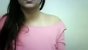 Грудастая брюнетка Sheri471 позирует перед камерой