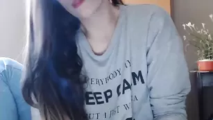 Озорная бабенка Alycetn ласкает бритую киску