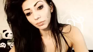 Пикантная брюнетка Evelyne92 возбуждает большими сиськами