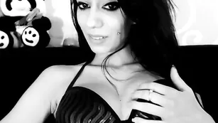 Пикантная брюнетка Evelyne92 возбуждает большими сиськами