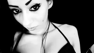 Пикантная брюнетка Evelyne92 возбуждает большими сиськами