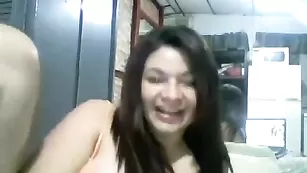Шальная брюнетка Sexymerylin занимается мастурбацией