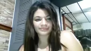 Шальная брюнетка Sexymerylin занимается мастурбацией