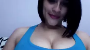 Темноволосая курва Daring_seduction ласкает крупные сиськи