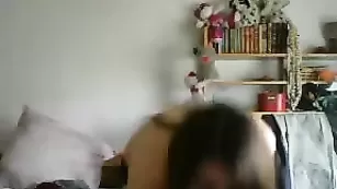 Черноволосая курва Aed3na показывает красивую грудь