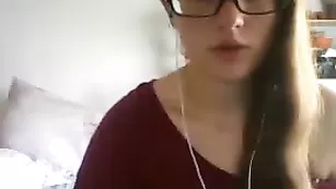 Черноволосая курва Aed3na показывает красивую грудь