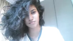 Черноволосая красотка Mariexo общается во фри