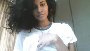 Черноволосая красотка Mariexo общается во фри
