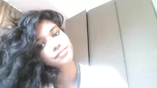 Черноволосая красотка Mariexo общается во фри