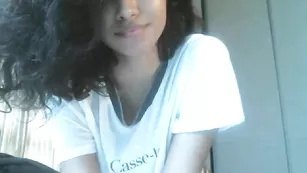 Черноволосая красотка Mariexo общается во фри