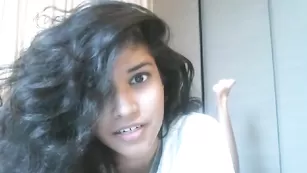 Черноволосая красотка Mariexo общается во фри