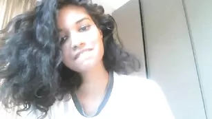 Черноволосая красотка Mariexo общается во фри