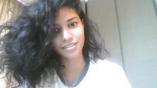 Черноволосая красотка Mariexo общается во фри