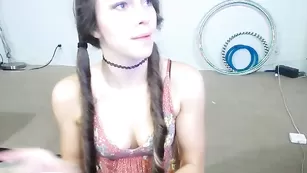 Смазливая брюнетка Chroniclove болтает во фри чате