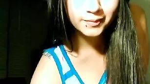 Озорная брюнетка Foxy__love1 нежно теребит киску