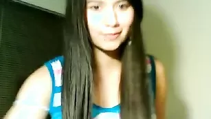 Озорная брюнетка Foxy__love1 нежно теребит киску