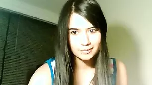 Озорная брюнетка Foxy__love1 нежно теребит киску
