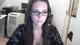 Строптивая брюнетка Sexyofficegirl раздевается на вебку