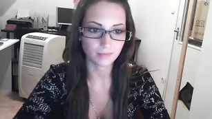 Строптивая брюнетка Sexyofficegirl раздевается на вебку