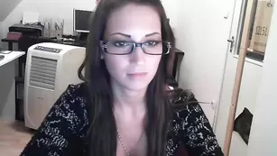 Строптивая брюнетка Sexyofficegirl раздевается на вебку