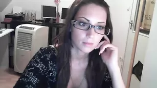 Строптивая брюнетка Sexyofficegirl раздевается на вебку
