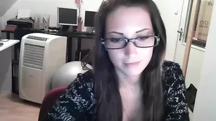 Строптивая брюнетка Sexyofficegirl раздевается на вебку