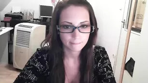 Строптивая брюнетка Sexyofficegirl раздевается на вебку