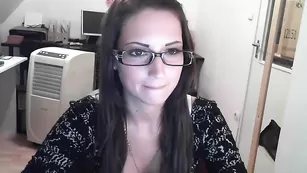 Строптивая брюнетка Sexyofficegirl раздевается на вебку