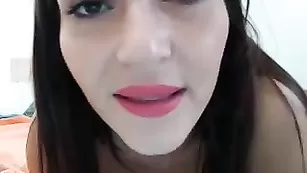 Пошлая цыпочка Evabrawn смачно мастурбирует анал