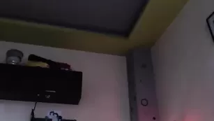 Смазливая стерва Killmemories страстно трахает себя пальчиками