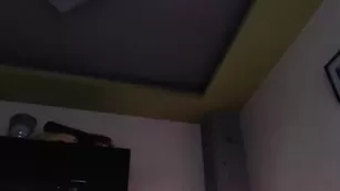 Смазливая стерва Killmemories страстно трахает себя пальчиками