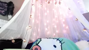 Озорная брюнетка Sexievonkat позирует обнаженной