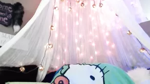 Озорная брюнетка Sexievonkat позирует обнаженной