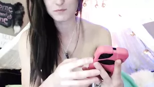 Озорная брюнетка Sexievonkat позирует обнаженной