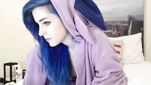 Милая сучка Kati3kat мастурбирует вибратором