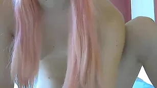 Татуированная шлендра Cuteymya теребит вагину фаллосом