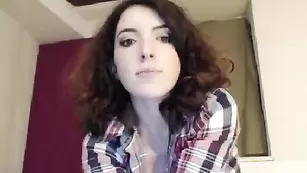 Темноволосая путана Foxy_c смачно дрочит влагалище