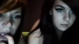 Симпатичные бабы Xxxn3rdgirlxxx ласкают бритые киски