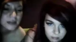 Симпатичные бабы Xxxn3rdgirlxxx ласкают бритые киски