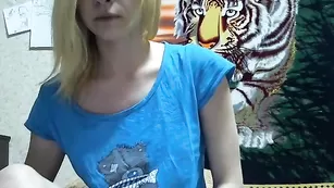 Восхитительная блонда Crazynastya19 мастурбирует секс игрушкой