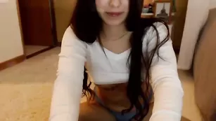 Черноволосая красотка Soifiee показывает сисечки