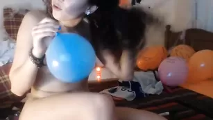 Темноволосая сучка Naughtyyangel расслабляется секс игрушкой