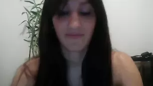 Черноволосая дама Sextwoo показывает красивую грудь