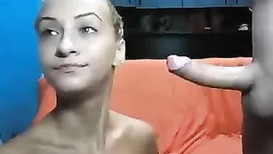 Милая цыпочка сосет хуй и трахается в пизду